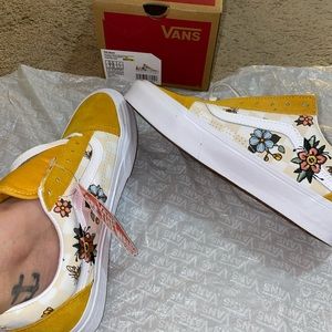 Embroidered Vans size 7 women beautiful shoes!